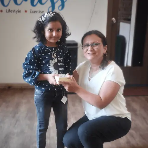 upali Shevade, a leading child nutritionist in Pune, reviewing a personalized DNA-based growth plan with a child during a consultation.