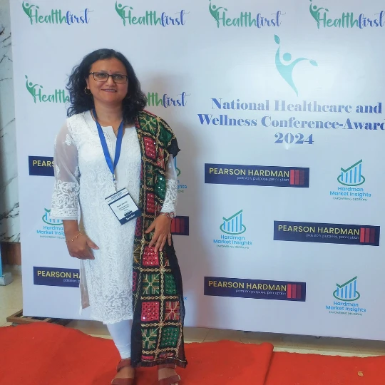 Rupali Shevade receiving a professional award for nutrition excellence in Pune