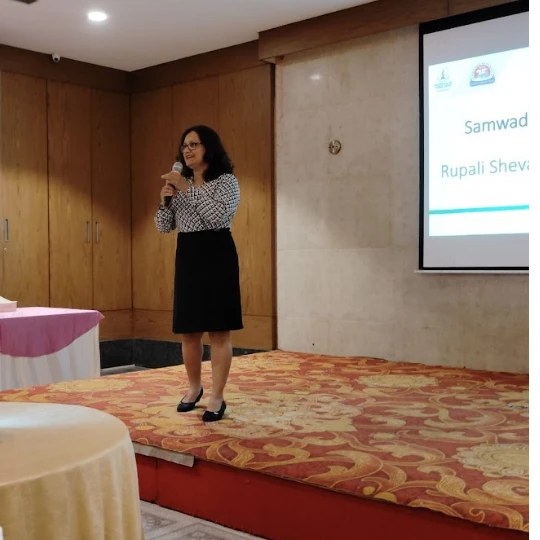Rupali Shevade speaking at a professional health seminar in Pune