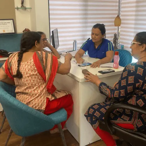 Rupali Shevade, clinical nutritionist in Pune, consulting a patient for disease management and personalized nutrition therapy